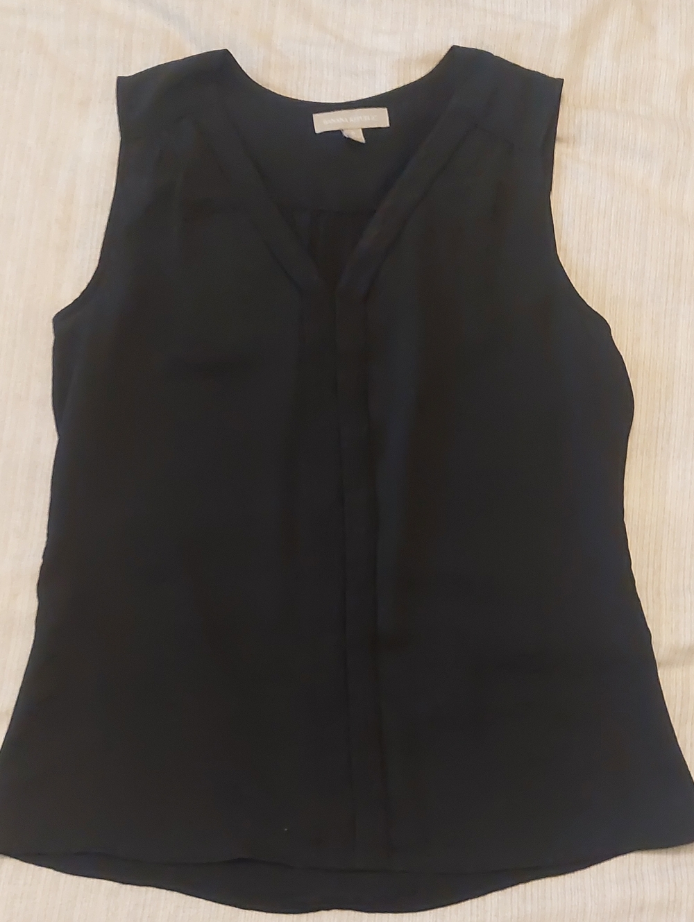 Banana Republic Black Sleeveless V-Neck Camisole Size 6